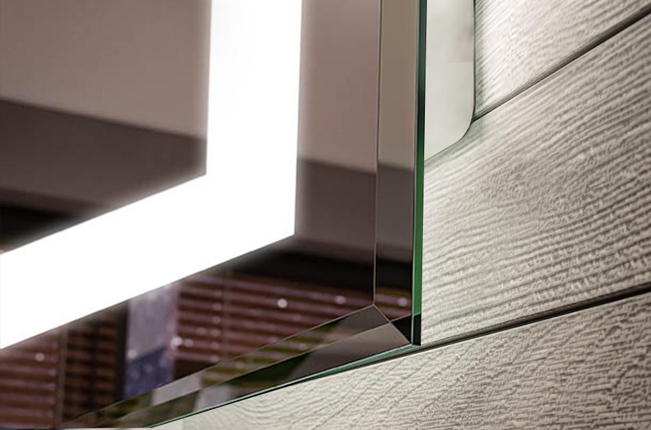 Le biseautage des bords du miroir est une option supplémentaire. Cela consiste en un façonnage des bords du miroir en angle afin que la lumière puisse réfléchir et créer un effet de cristal. Le biseautage produit une belle finition qui convient à toutes salles de bains.