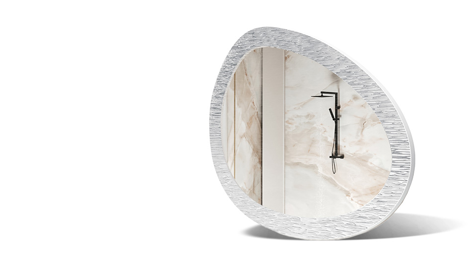 Miroir dans un cadre avec une décoration métallique. Symbole d'élégance moderne