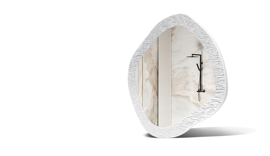 Miroir dans un cadre avec une décoration métallique. Symbole d'élégance moderne