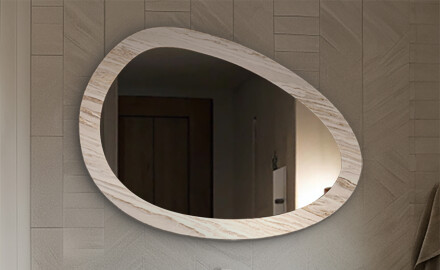 Miroirs dans un cadre en pierre