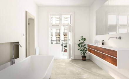 Carrelage en grès cérame pour sol, 60 x 120, gris clair avec des nuances chaudes de beige et des veines, finition mate, référence A4H140 Ermetica Bianco