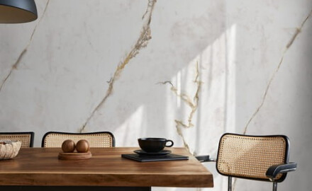 Carrelage en grès cérame pour sol 60 x 120, effet marbre aux veines aux teintes chaudes, finition mate, référence A4H633 Dubai Gold