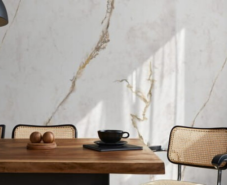 Carrelage en grès cérame pour sol 60 x 120, effet marbre aux veines aux teintes chaudes, finition mate, référence A4H633 Dubai Gold